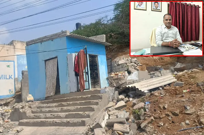 ప్రహరీ కూల్చారు.. ఇల్లు మరిచారు!