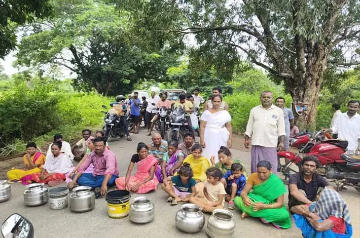 తాగునీటి సమస్యపై ఖాళీ బిందెలతో రాస్తారోకో