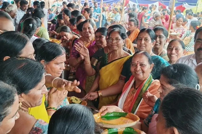 శ్రీ వరసిద్ది వినాయక దేవాలయ కమిటీ గణేష్ మండపం వద్ద మహా అన్నదానం