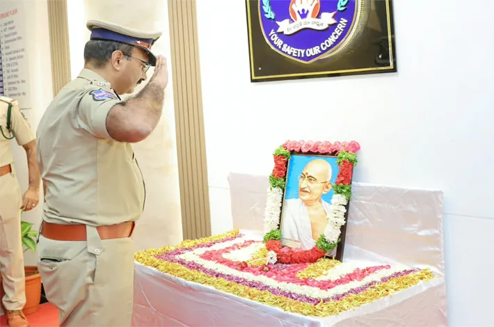 గాంధీజీ బాటలో సమాజ నిర్మాణానికి కృషి చేయాలి