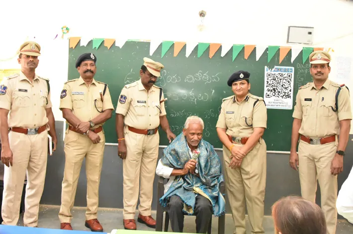 గురువులే సమాజానికి మార్గదర్శకులు: ఎస్పీ డి.జానకి