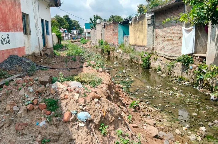 సొంతిల్లు ఉన్నా.. పరాయి గూటిలోనే!