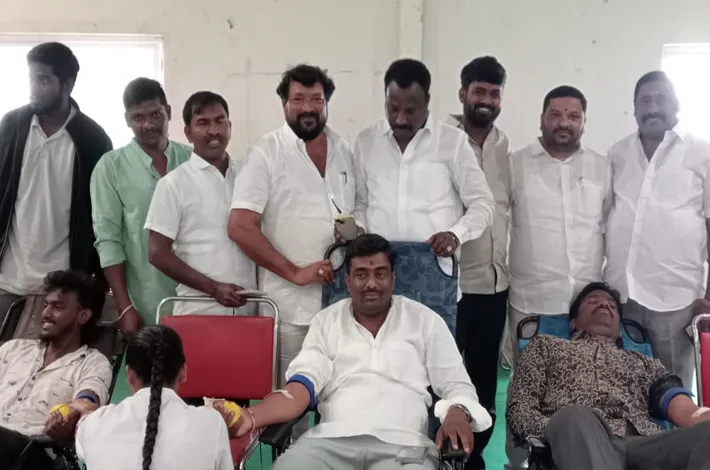 రక్తదాన శిబిరంలో పాల్గొన్న మండల సర్పంచ్ లు