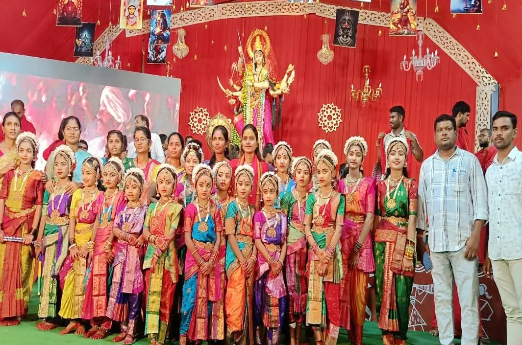ప్రతి ఏటా ఆకర్షణగా నిలుస్తున్న వేదం పాఠశాల కూచిపూడి నాట్యం