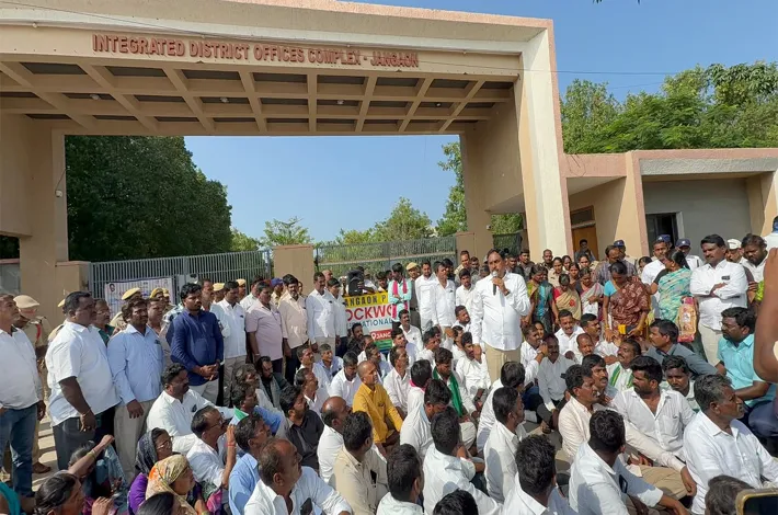 జనగామ కలెక్టరేట్ వద్ద ఉద్రిక్తత 
