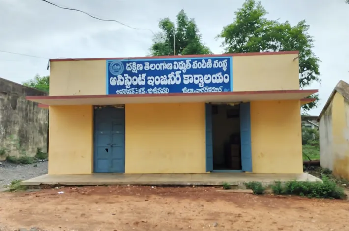 అధికారి తీరుపై అసహనం