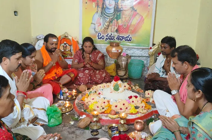 శివాలయంలో భక్తుల పూజలు