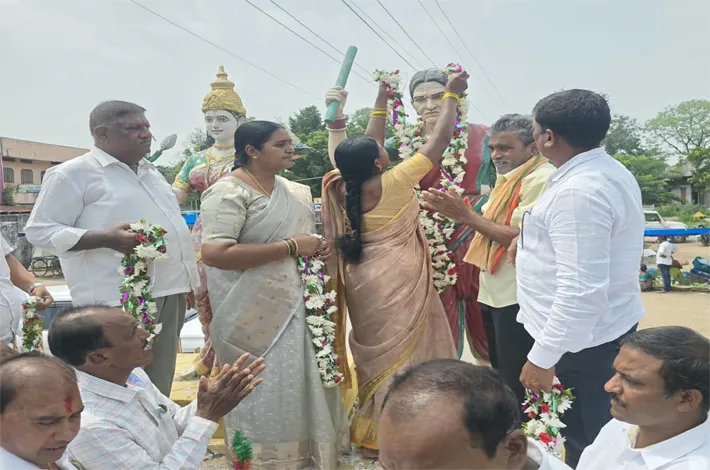 వీర నారి చాకలి ఐలమ్మ సేవలు మరువలేనివి