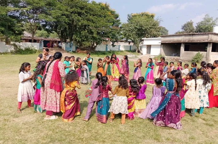 పాఠశాలలో బతుకమ్మ సంబరం