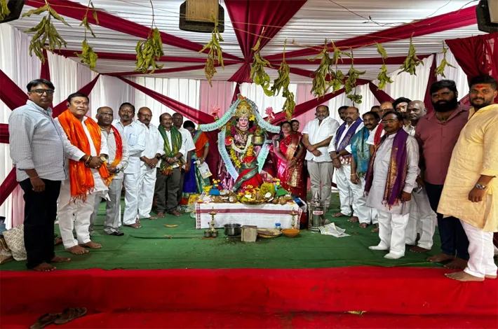 అమ్మవారి పూజల్లో బీఆర్ఎస్ ఇన్‌చార్జ్ ఆదర్శ్ రెడ్డి