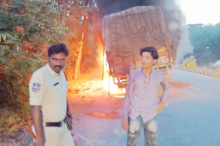 టైర్లు వేడెక్కి లారీకి అంటుకున్న మంటలు..