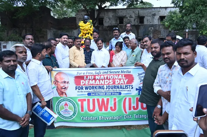 గాంధీ విగ్రహాలకు వినతిపత్రాలు.. 