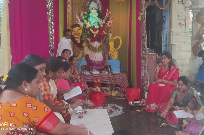 దుర్గామాత వద్ద కుంకుమ పూజలు