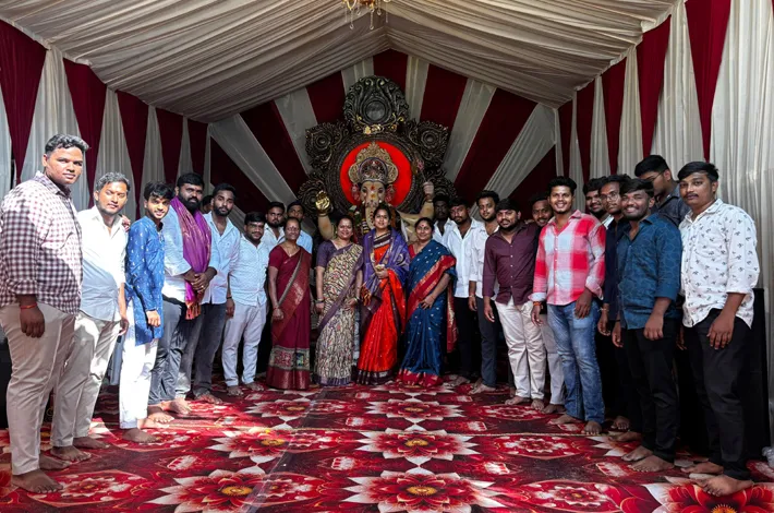 గణేష్ మండపాల్లో మాజీ కార్పొరేటర్ సింధు ఆదర్శ్ రెడ్డి పూజలు