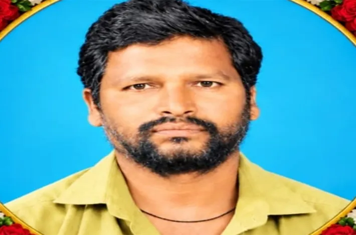 ట్రాక్టర్ బోల్తా పడి పారిశుద్ధ్య ట్రాక్టర్ డ్రైవర్ మృతి