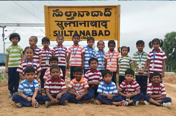 రైల్వే స్టేషన్ ను సందర్శించిన ఆల్ఫోర్స్ విద్యార్థులు 