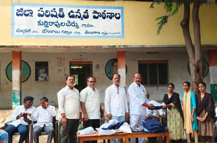 విద్యార్థులకు యూనిఫాంల పంపిణీ