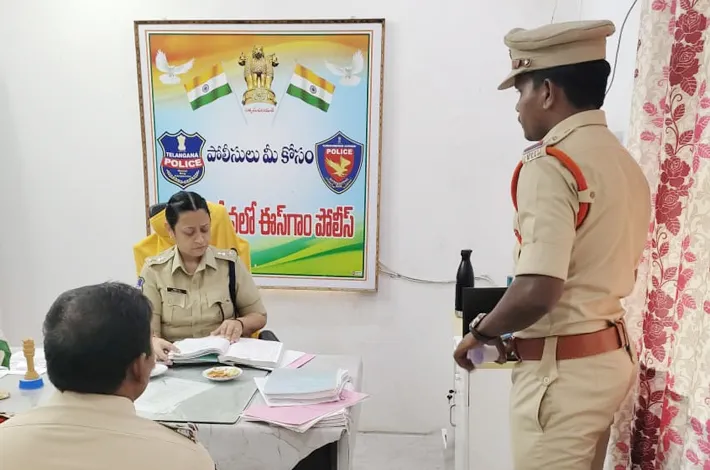 ఈస్ గాం పీఎస్ ను తనిఖీ చేసిన ఎస్పీ 
