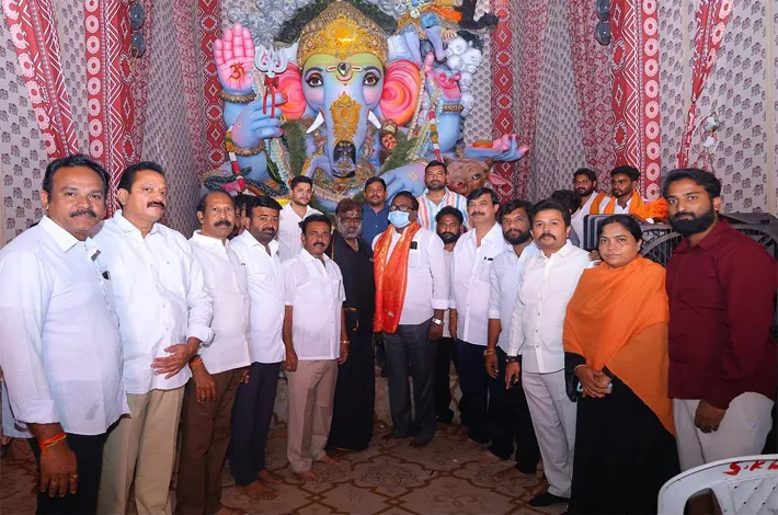 గణేష్ మండపాల  అన్నదాన కార్యక్రమాల్లో పాల్గొన్న మాజీ మంత్రి పువ్వాడ
