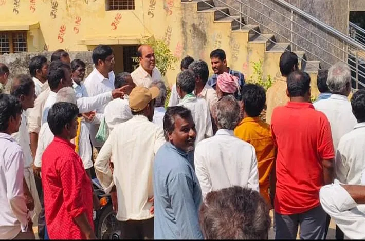 కల్లు కోసం గ్రామస్తులు ఆందోళన 