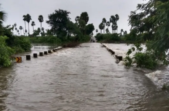మానుకోటను ముంచెత్తిన వర్షం 