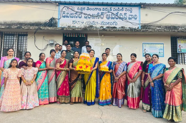 కరెంట్ కార్యాలయంలో ఘనంగా బతుకమ్మ సంబరాలు