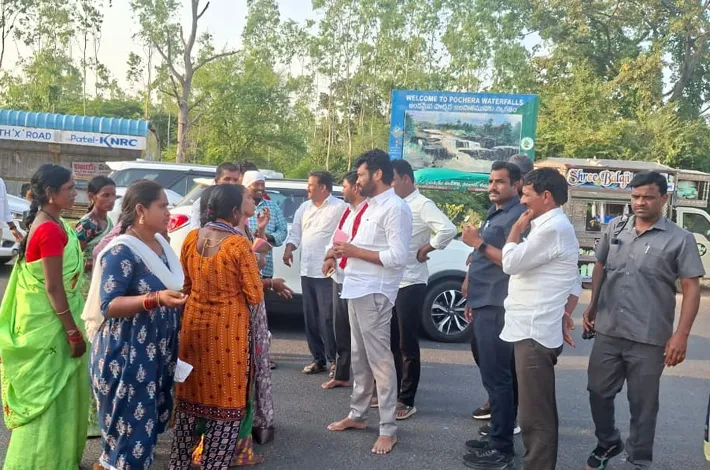 బోథ్ ఎక్స్ రోడ్డు వద్ద హైమాస్ లైట్లు ఏర్పాటు చేస్తాం