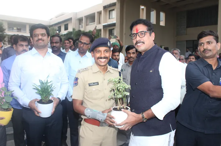 జాటోతు హుస్సేన్ నాయక్‌కు పోలీస్ కమిషనర్ మర్యాదపూర్వక కలయిక