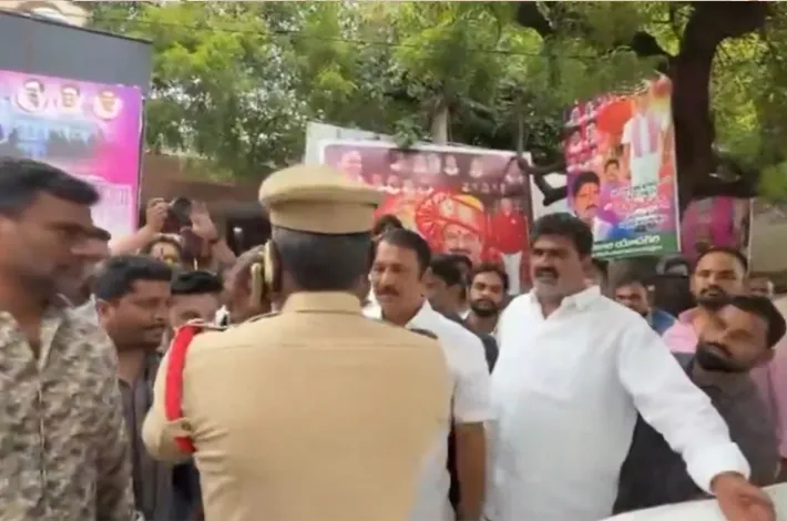 సరూర్‌నగర్‌లో జీఓ 118 పత్రాల పంపిణీపై ఉద్రిక్తత