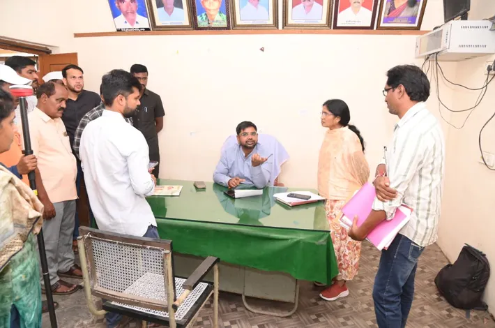 భూ భారతి ప్రక్రియను పరిశీలించిన కలెక్టర్ 