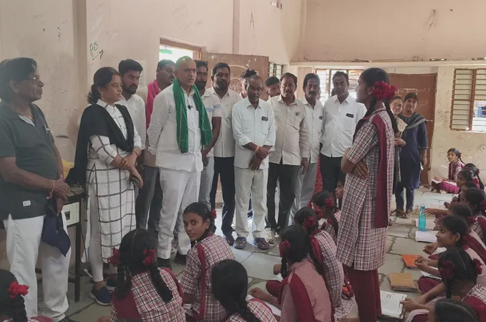 బాలికల విద్యాలయాన్ని సందర్శించిన మాజీ ఎమ్మెల్యే