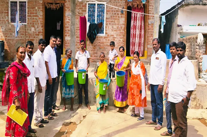 ఇస్లాంపూర్ లో చెత్త బుట్టల పంపిణీ