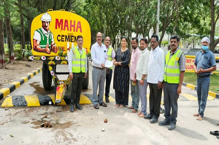 వాటర్ ట్యాంకర్ బహూకరించిన మైహోమ్ యాజమాన్యం
