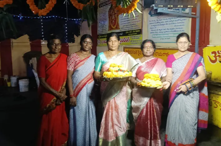 విజ్ఞేశ్వర స్వామి ఆలయంలో ఎంగిలిపూల బతుకమ్మ