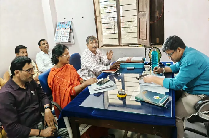 60 కూలీలు తగ్గకుండా మొటివేట్ చేయాలి 