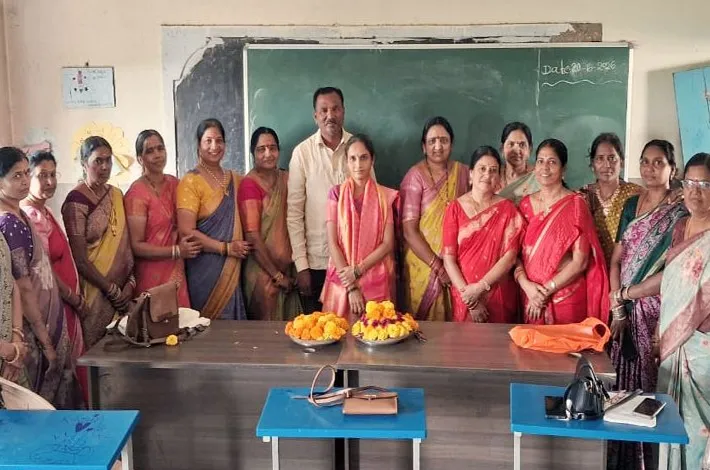 పాత జ్ఞాపకాలు.. మళ్లీ ఒక్కచోటకు పూర్వ విద్యార్థినులు!