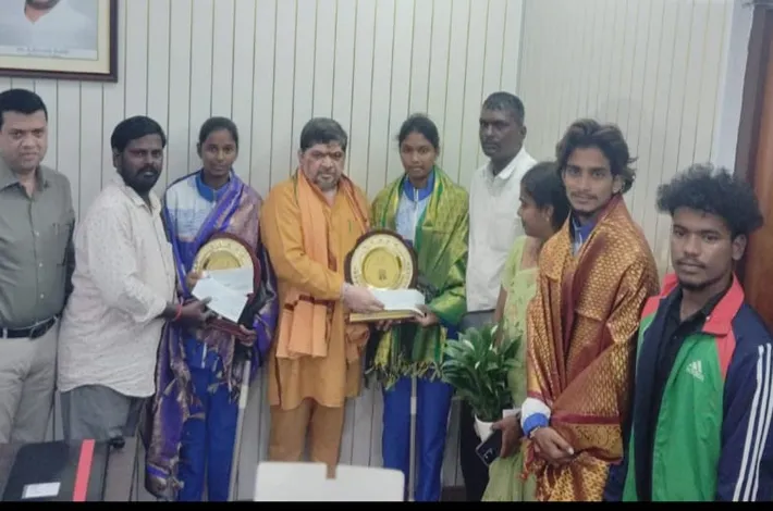 లాక్రోస్‌లో వాడపల్లి విద్యార్థినికి కాంస్యం.. అభినందించిన మంత్రి పొన్నం