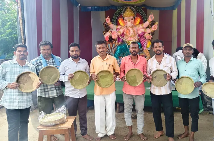 అన్న ప్రసాదం కార్యక్రమంలో ఆకు విస్తర్ల పంపిణీ