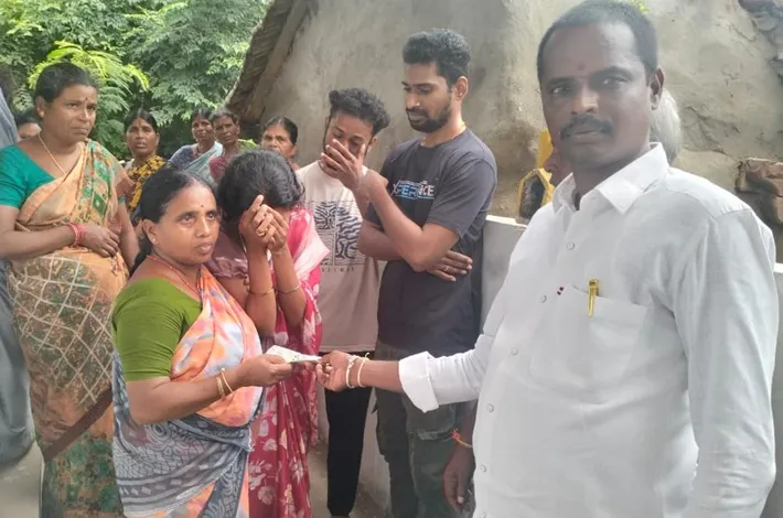 భాదిత కుటుంబానికి సర్పంచ్ ఆర్థిక సహాయం 