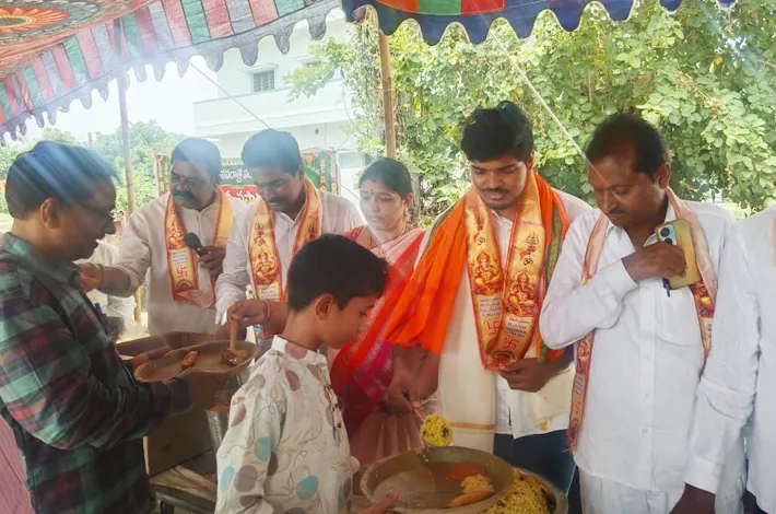 ఉత్తమ్ పద్మావతి నగర్ లో మహా అన్నదానం