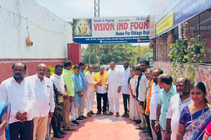 వృద్ధాశ్రమంలో వృద్ధులకు బీజేపీ చేయూత 