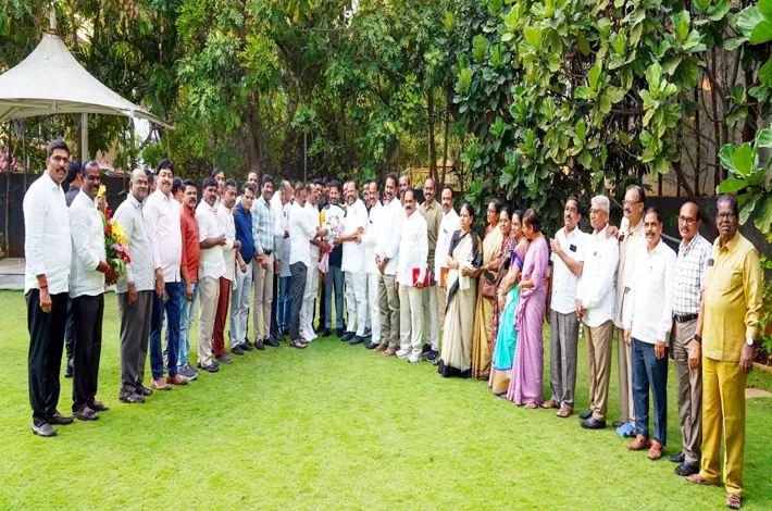 హెల్త్ కార్డులిచ్చారు.. థ్యాంక్యూ!