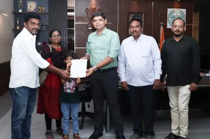 బాలసదనం చిన్నారి దత్తత