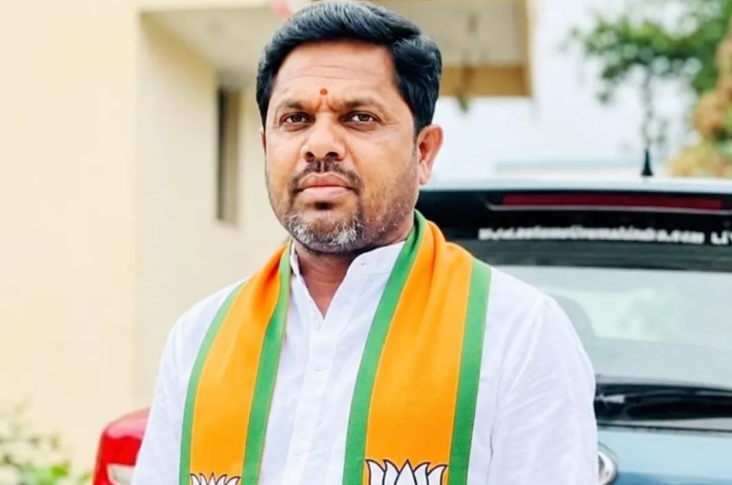 ప్రజాధనాన్ని వృధా చేస్తున్న అధికార,  ప్రతిపక్ష  నాయకులు