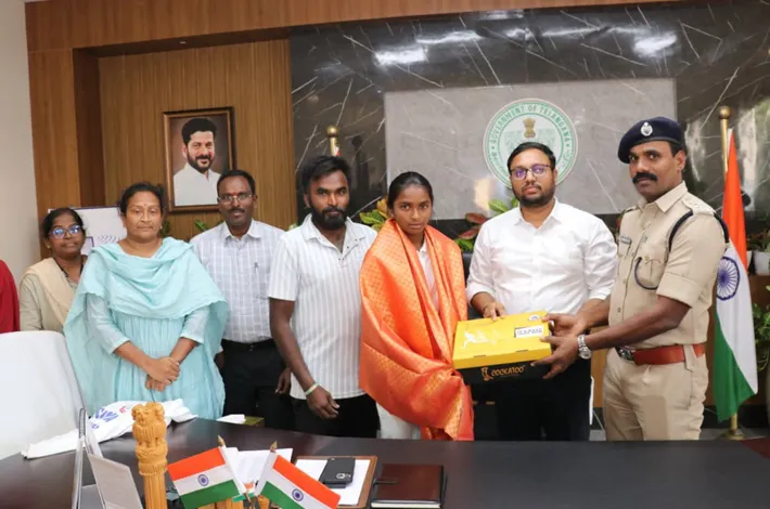 జాతీయ క్రికెట్‌ పోటీలకు ఎంపికైన క్రీడాకారిణికి ఘన సన్మానం