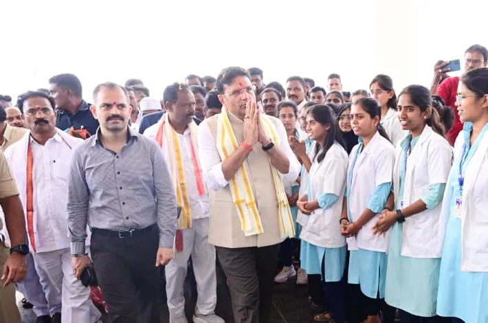 వైద్య విద్యార్థులు సేవా దృక్పథంతో ఎదగాలి