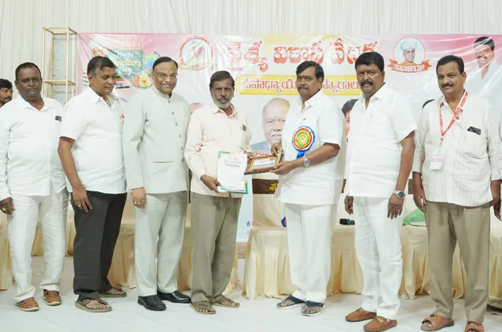 తల్లిదండ్రుల తర్వాతి స్థానం గురువులదే..