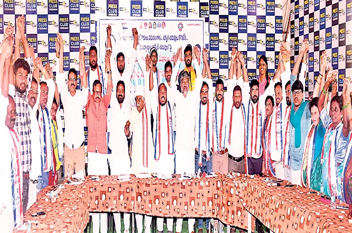 ఫీజులు చెల్లిస్తారా.. గద్దె దిగుతారా?