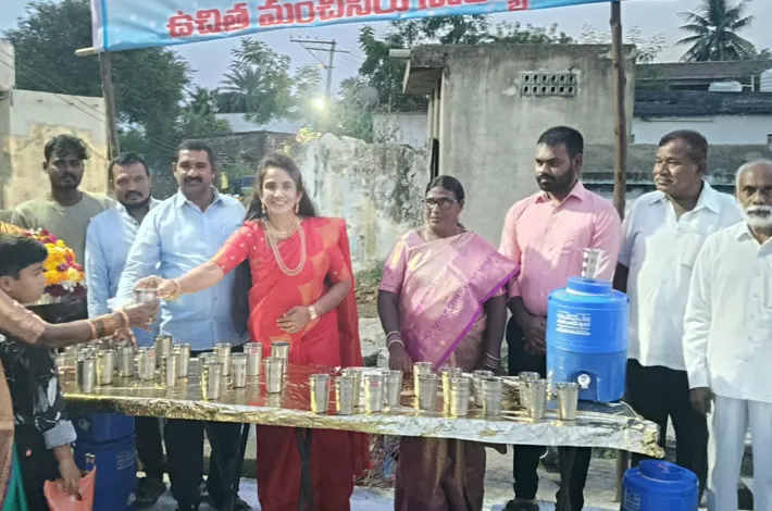 తల్లి జ్ఞాపకార్థం.. భక్తుల దాహార్తి తీర్చేందుకు ఏడేళ్లుగా సేవ