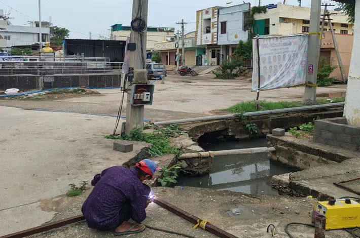 15వ వార్డులో ప్రమాదకరంగా మారిన మురికి కాలువ